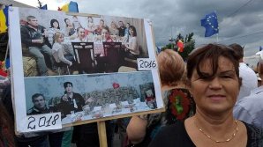 История с фотографией "разрушенной" семьи на протесте оказалась ложью и манипуляцией