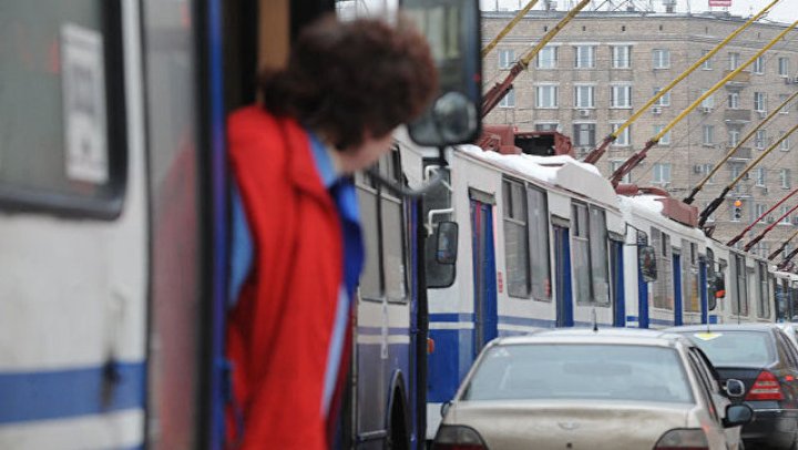 Пассажиры троллейбуса несколько минут молча открывали и закрывали окно: видео 