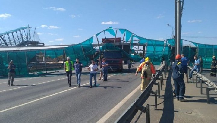 В Подмосковье грузовой автомобиль снёс пешеходный мост: фото