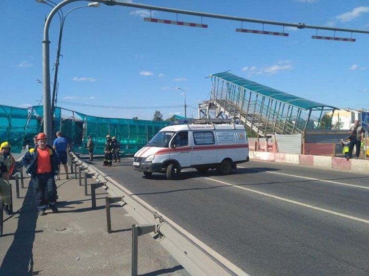 В Подмосковье грузовой автомобиль снёс пешеходный мост: фото