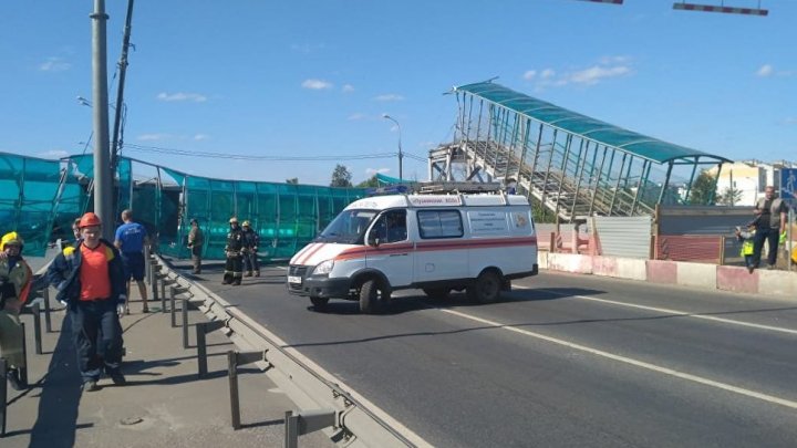 В Подмосковье грузовой автомобиль снёс пешеходный мост: фото