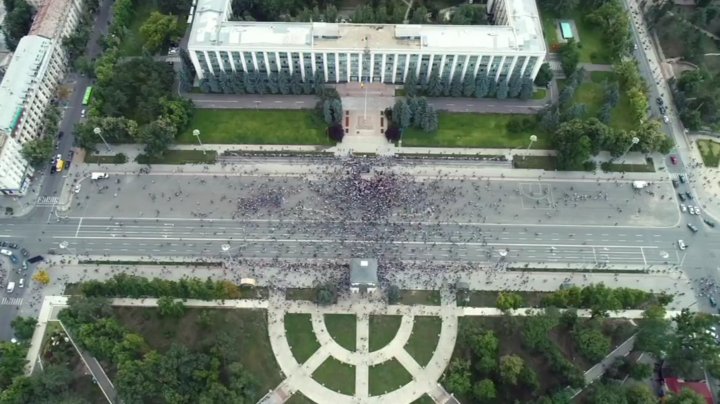 В Кишиневе продолжаются массовые протесты, приостановлено движение транспорта (фото) 