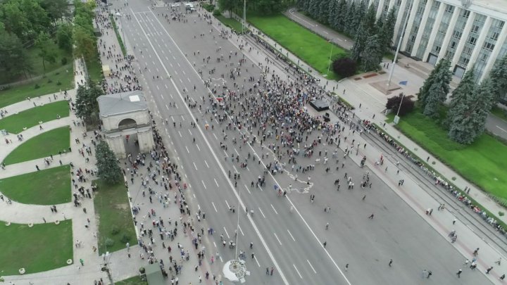 В Кишиневе продолжаются массовые протесты, приостановлено движение транспорта (фото) 