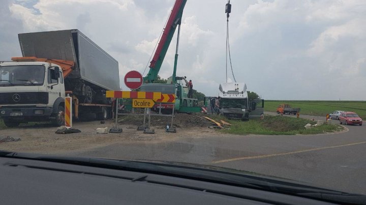 Грузовик упал с моста на трассе Оргеев-Бельцы: фото