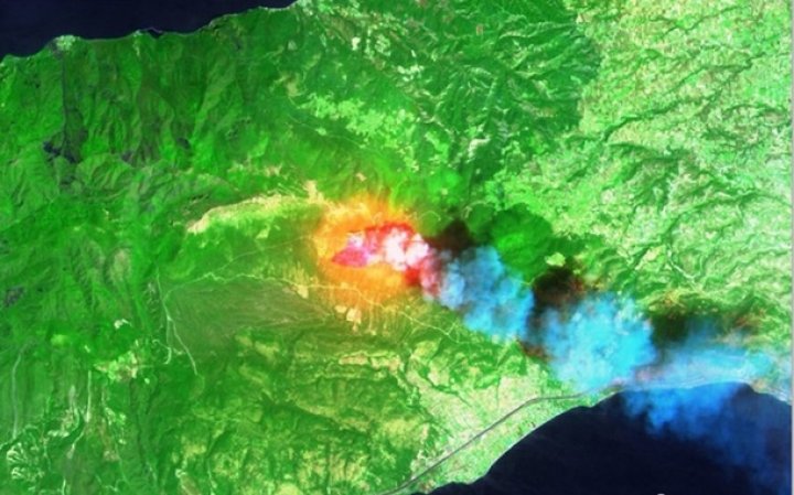 Пожары в Греции сняли со спутника