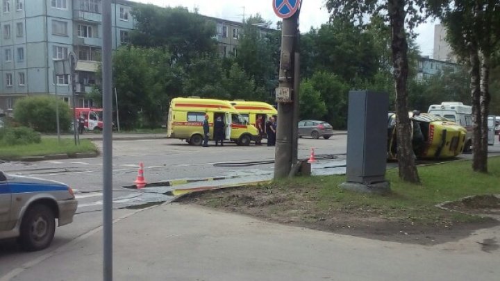 В Вологде перевернулась скорая, которая везла в больницу ребёнка (видео) 