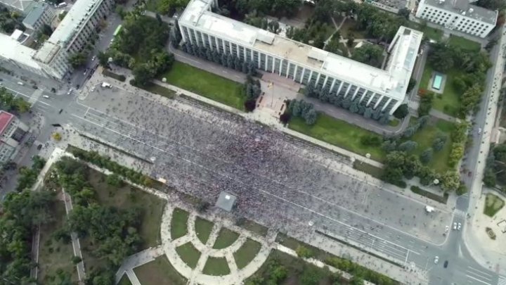 В Кишиневе продолжаются массовые протесты, приостановлено движение транспорта (фото) 