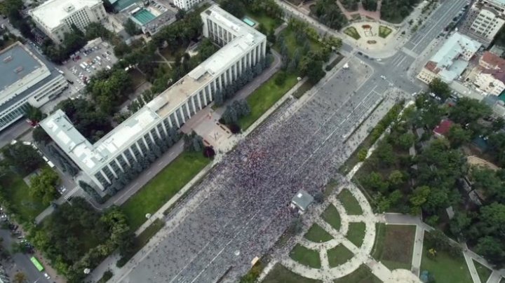 В Кишиневе продолжаются массовые протесты, приостановлено движение транспорта (фото) 