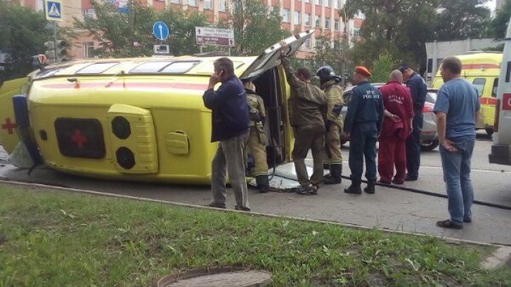 В Вологде перевернулась скорая, которая везла в больницу ребёнка (видео) 