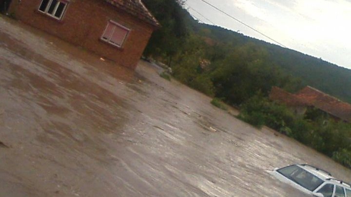 В Румынии целый город ушёл под воду из-за дождей: видео