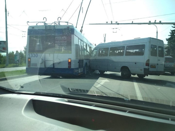 Ребёнок пострадал в результате столкновения маршрутки и троллейбуса на Ботанике