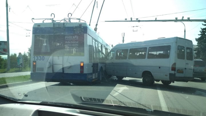 Ребёнок пострадал в результате столкновения маршрутки и троллейбуса на Ботанике