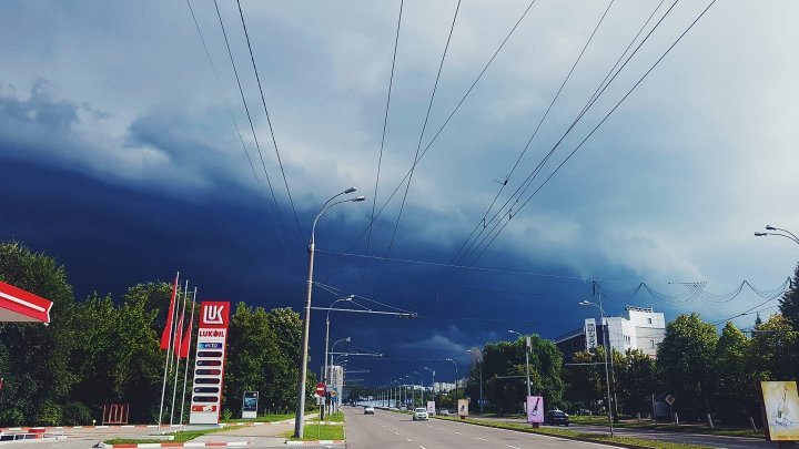 На Кишинев надвигается гроза с ветром (фото)