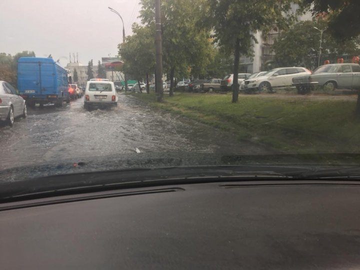 Несколько улиц в Кишинёве затопило из-за дождя: фото