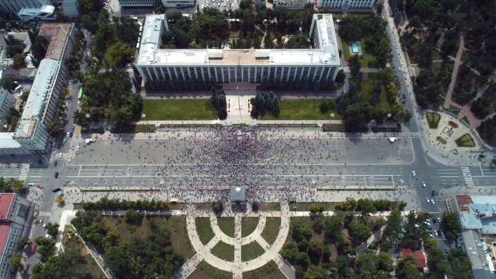 В Кишиневе продолжаются массовые протесты, приостановлено движение транспорта (фото) 