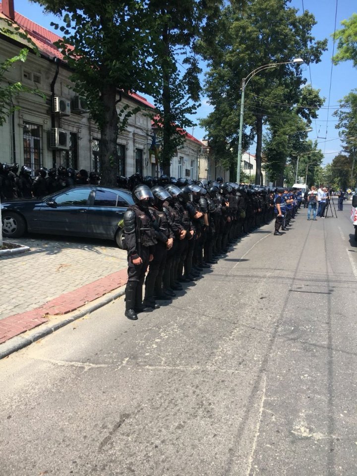 Протест на улице Матеевича: Вооружённые полицейские охраняют офис партии «Действие и солидарность» (фото)