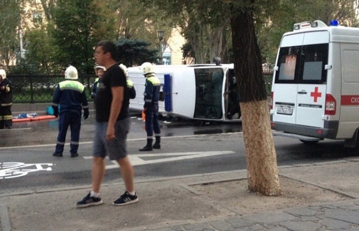 В Волгограде таксист опрокинул машину скорой с беременной девушкой: фото