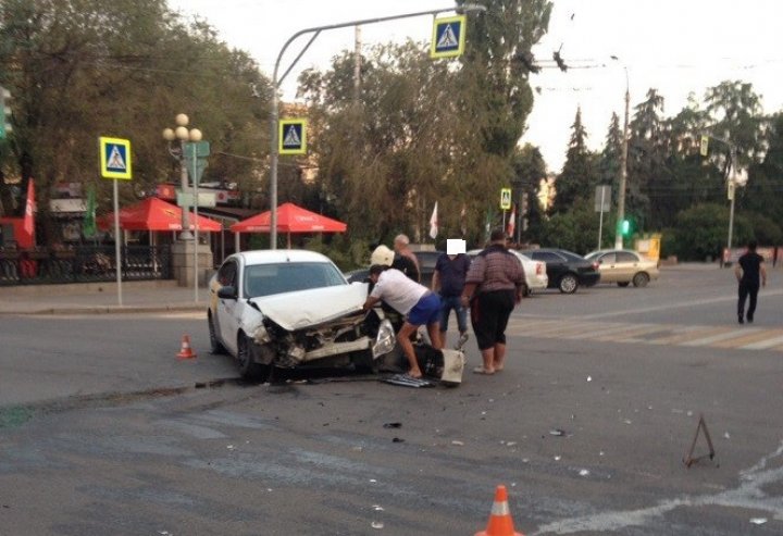 В Волгограде таксист опрокинул машину скорой с беременной девушкой: фото