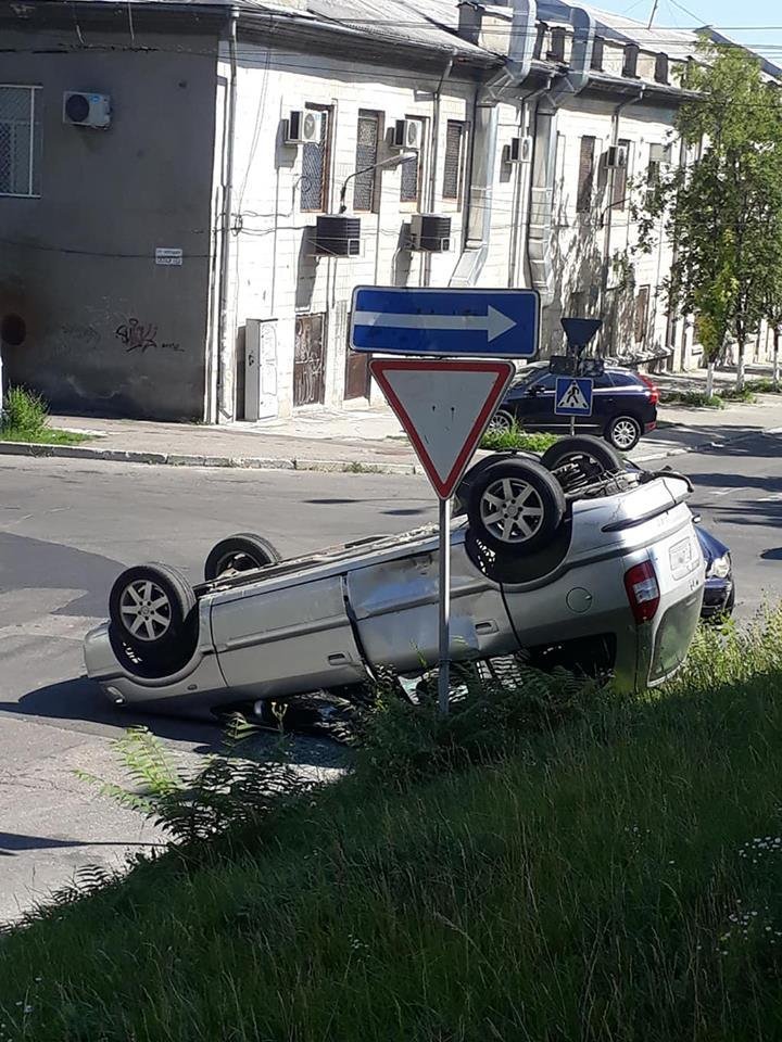 Автомобиль перевернулся в центре Кишинёва: фото