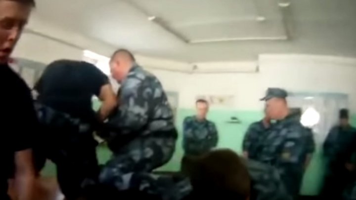 Появилось видео жестоких пыток заключённого в колонии Ярославля (18+)