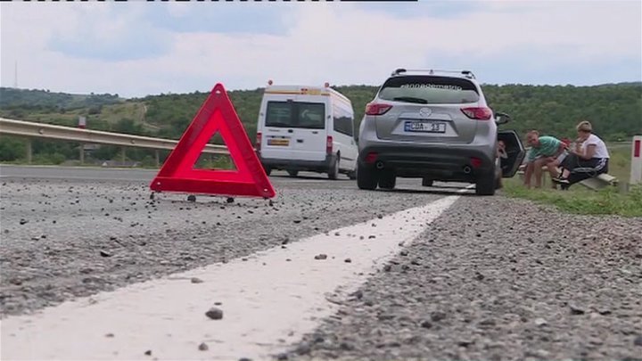 Несколько машин пострадали от ремонтных работ на трассе Кишинев-Леушены