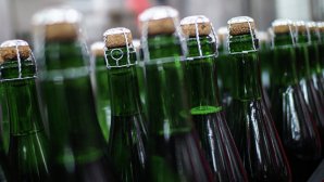 Видео: бандиты с пистолетами напали на магазин ради бутылки шампанского