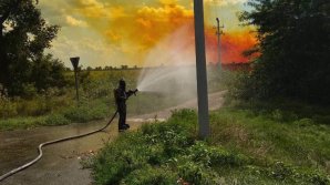 В Украине на трассе близ Днепра продолжают нейтрализовать последствия утечки азотной кислоты