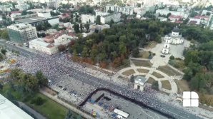 Люди, мобилизованные на протест Майей Санду и Андрея Нэстасе, уместились на площадке вокруг памятника Штефана чел Маре (видео)