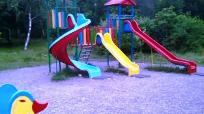 В одном из дворов на Рышкановке неизвестные испортили детскую площадку