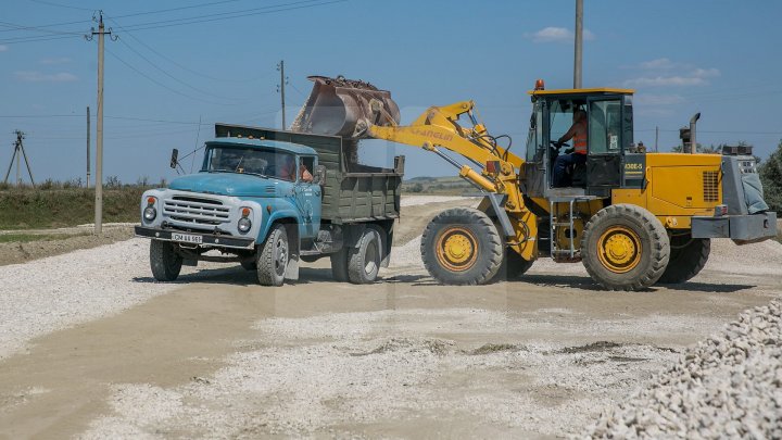 В селе Абаклия завершают ремонт дорог: фоторепортаж 