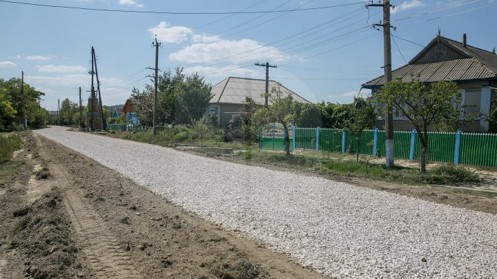 В селе Абаклия завершают ремонт дорог: фоторепортаж 