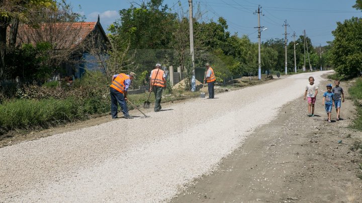 В селе Абаклия завершают ремонт дорог: фоторепортаж 