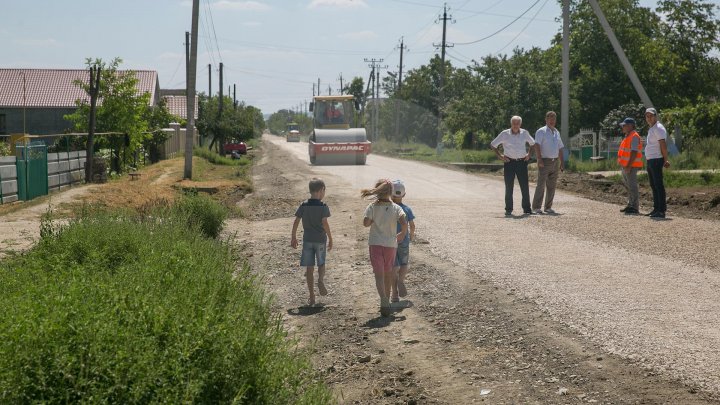 В селе Абаклия завершают ремонт дорог: фоторепортаж 