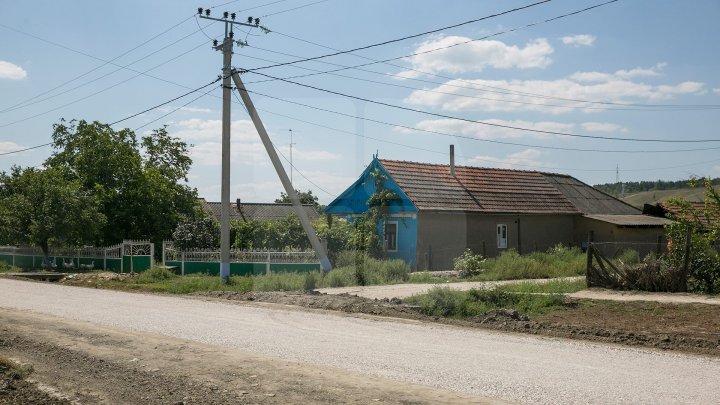 В селе Абаклия завершают ремонт дорог: фоторепортаж 