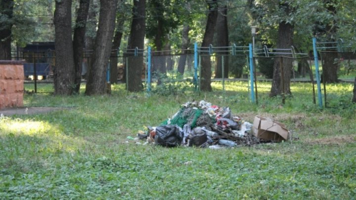 Груды мусора, сломанные кровати и ржавчина: Опубликованы фотографии из детского лагеря "Trandafirul"