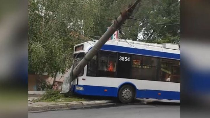 На Рышкановке троллейбус врезался в столб (фото) 