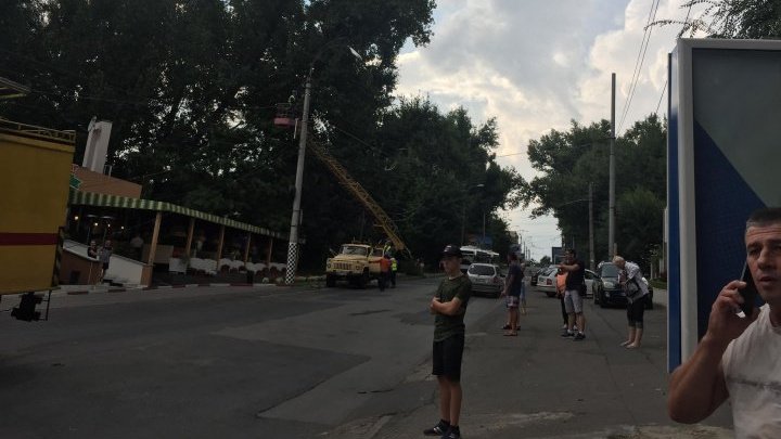 На Рышкановке троллейбус врезался в столб (фото) 