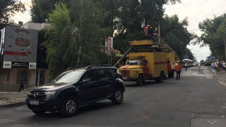 На Рышкановке троллейбус врезался в столб (фото) 