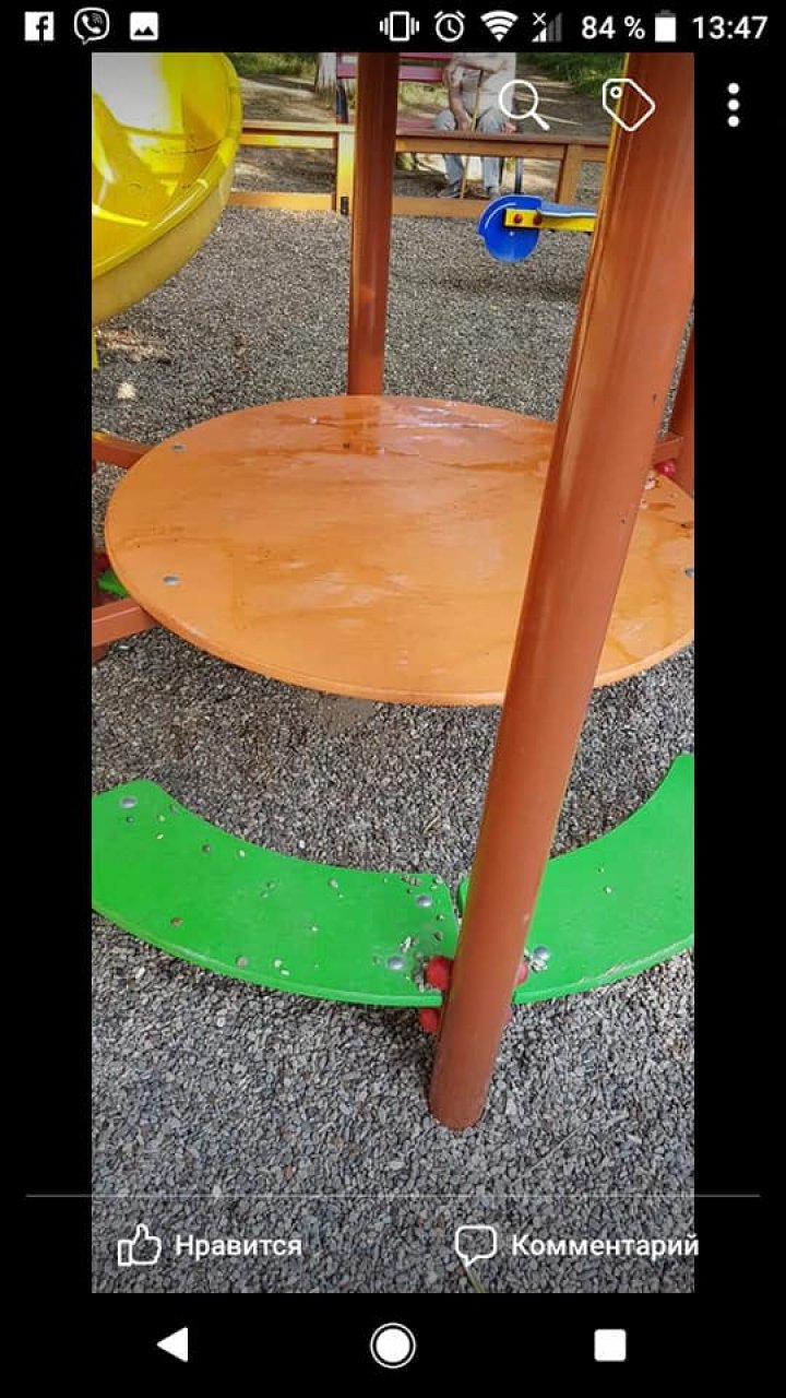 «Чтоб не шумели»: В Кишинёве детскую площадку облили маслом (фото)