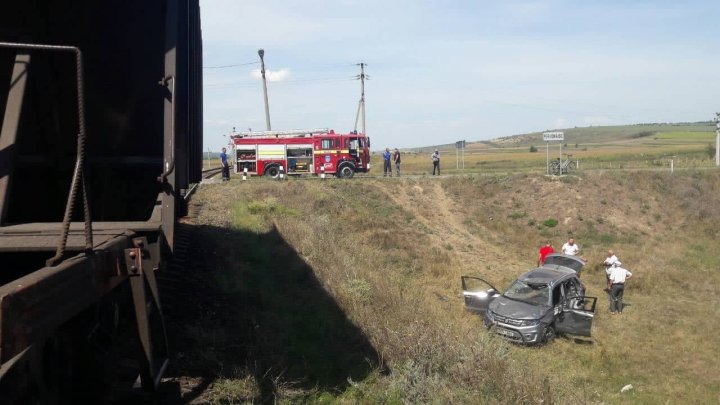 Поезд сбил автомобиль в Каушанском районе: женщина погибла (фото)