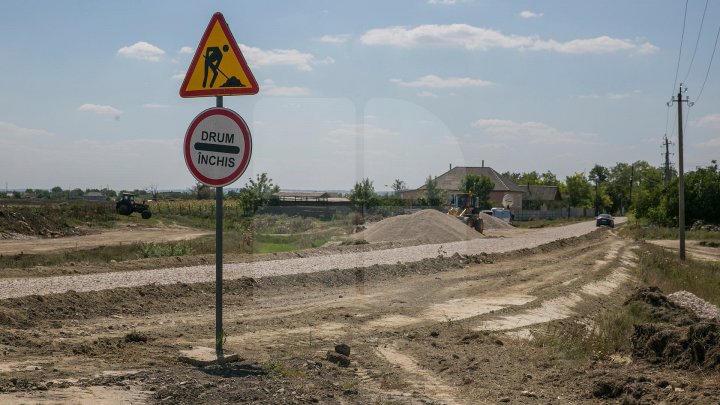 В селе Абаклия завершают ремонт дорог: фоторепортаж 