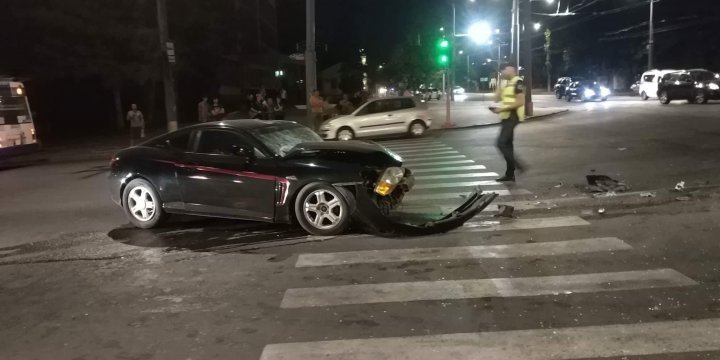  В столице столкнулись 21 троллейбус и легковое авто: двое пострадавших (фото)