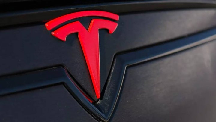 Акционеры Tesla подали в суд на Илона Маска