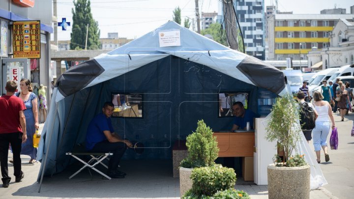 По всей стране установили палатки первой помощи из-за жары