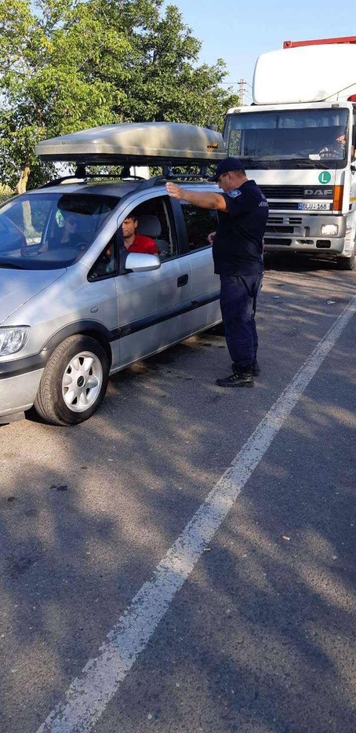 Десятки автомобилей выстроились в очередь на КПП Паланка-Маяки-Удобное: видео