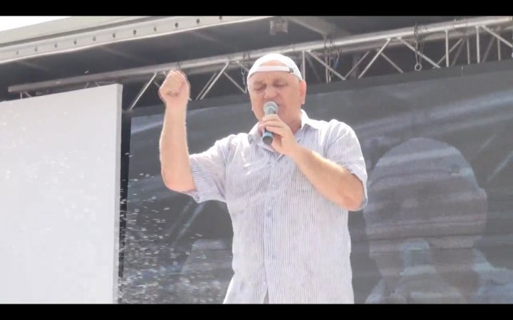 Сторонники правой оппозиции забросали бутылками депутатов Европарламента