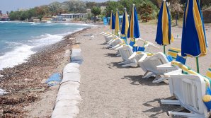 В Греции на популярном пляже обрушилась скала: видео