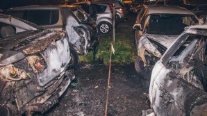 Шесть автомобилей загорелись на стоянке в Киеве
