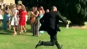 Парень сбежал с церемонии, когда его девушка поймала букет невесты