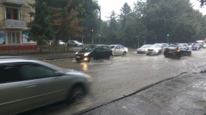 Дороги Кишинева превратились в реки после проливного дождя